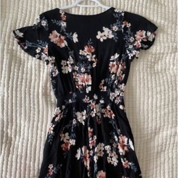 Black floral romper! - Picture 2 of 2